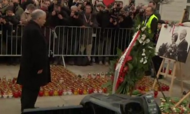 Politycy PiS przed Pałacem Prezydenckim