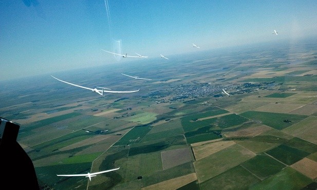 Najlepsi szybownicy świata walczą o wysokość nad polami Argentyny  