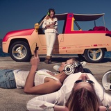 Rinspeed Bamboo. Auto z bambusa Nazwa nie jest przypadkowa, bo do konstrukcji bamboo użyto nitek bambusa. A konkretnie wykonano z nich dach, który można zdjąć i zrobić z niego... materac na plażę. A jeśli pasażer wyciągnie jeszcze dwa fotele, ma dodatkowo wygodne leżaki. Obok kierownicy znajdują się też schowki na ekran i tablet. 