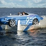 Rinspeed Splash. Auto amfibia Splash, czyli „plusk”. To amfibia, a więc pojazd jeżdżący po lądzie i pływający w wodzie. Gdy 825-kilogramowe auto wjeżdża do jeziora, uruchamia się hydrauliczny mechanizm i wyrastają mu płetwy. Dzięki nośnikom unosi się 60 centymetrów nad wodą, jakby leciał w powietrzu. I rozpędza się do 80 km/h.