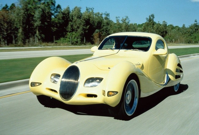 Rinspeed Yello Talbo. Auto z przeszłości Jakoś… staro wygląda ten wóz. Bo Yello Talbo to nowa wersja wspaniałego samochodu z 1938 roku o nazwie Talbot-Lago 150 SS. Wygląda podobnie, na pierwszy rzut oka. Tyle że pojazd z 1996 r. kryje pod maską 320 koni i rozpędza się do 250 km/h. A teraz możliwości przedwojennej wersji – 140 koni i 170 km/h. Też nieźle, ale czuje się różnicę. Nazwa i kolor pochodzą od grupy muzycznej Yello, która karierę zaczynała w tym samym roku, co firma Rinspeed.