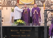 Grób Marszałka Macieja Płażyńskiego oraz Pomnik Ofiar Tragedii Smoleńskiej znajdują się w bazylice mariackiej, w kaplicy M.B. Ostrobramskiej