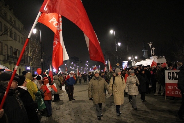 Smoleńska rocznica: pochód tysiąca flag