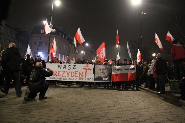 Smoleńska rocznica: pochód tysiąca flag