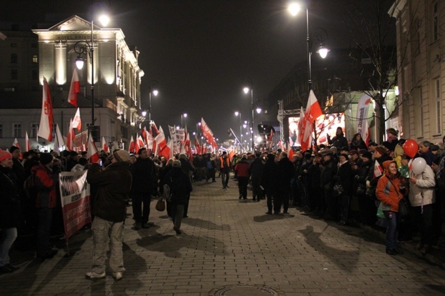 Smoleńska rocznica: pochód tysiąca flag