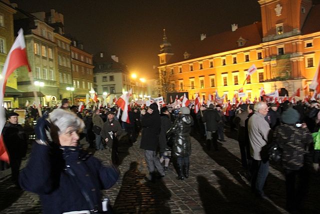 Smoleńska rocznica: pochód tysiąca flag