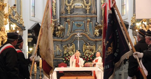 Msza św. w katedrze łowickiej w intencji ofiar katstrofy smoleńskeij