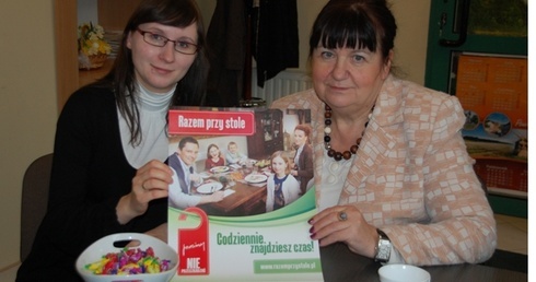 Do wspólnego zasiadania przy stole zachęcają rodziny (od lewej): Katarzyna Sobkiewicz i Małgorzata Górka