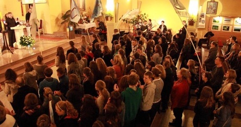 W spotkaniu uczestniczylo kilkuset młodych ludzi