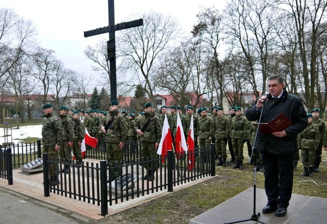 Przy Krzyżu Katyńskim przemawiał Andrzej Pietrasik, burmistrz Płońska