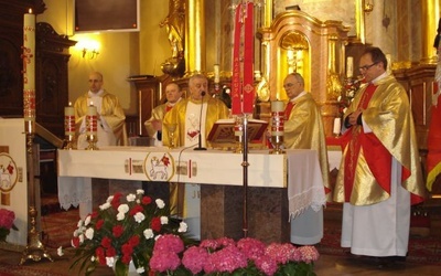 Mszy św. przewodniczył ks. Andrzej Więckowski, dziekan sierpecki. Wraz z nim modlili się m.in. koledzy kursowi zmarłego pod Smoleńskiem ks. Bronisława Gostomskiego