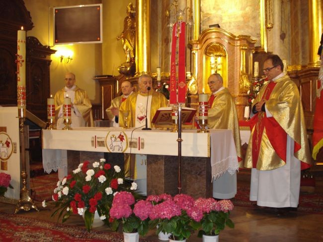 Mszy św. przewodniczył ks. Andrzej Więckowski, dziekan sierpecki. Wraz z nim modlili się m.in. koledzy kursowi zmarłego pod Smoleńskiem ks. Bronisława Gostomskiego