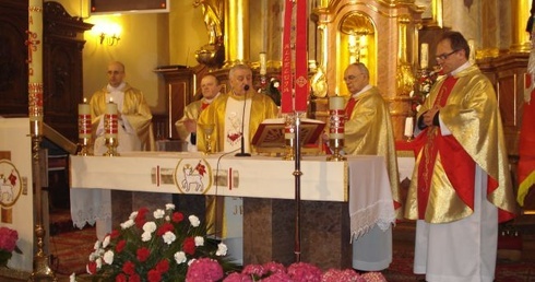 Mszy św. przewodniczył ks. Andrzej Więckowski, dziekan sierpecki. Wraz z nim modlili się m.in. koledzy kursowi zmarłego pod Smoleńskiem ks. Bronisława Gostomskiego