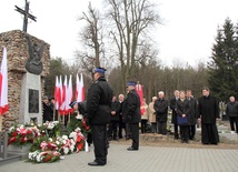 Delegacja KP PSP w Kutnie składa wieniec pod pomnikiem ofiar zbrodni katyńskiej