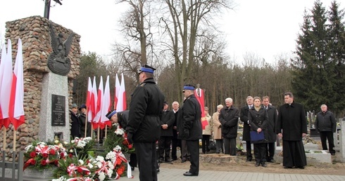 Delegacja KP PSP w Kutnie składa wieniec pod pomnikiem ofiar zbrodni katyńskiej