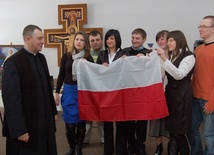 Wraz z młodzieżą do zakupu flag i ich wywieszania w narodowe święta zachęca ks. Leszek Domagała