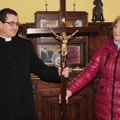 Ks. Mikołaj Szczygieł i Irena Papla z krzyżem pielgrzymkowym poświęconym przez bpa Tadeusza Rakoczego