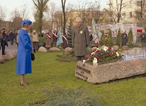 Margaret Thatcher przy grobie ks. Jerzego Popiełuszki podczas wizyty w Polsce w 1988 r.