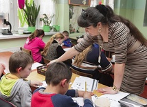 Lekcje języka polskiego dla romskich dzieci z Rudy Śląskiej odbywają się dzięki dofinansowaniu z Funduszy Europejskich