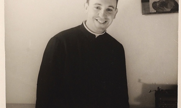 Zdjęcie z lat 60., gdy Jorge Bergoglio pracował jako nauczyciel w szkole średniej