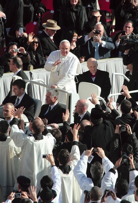 Papież Franciszek pozdrawia pielgrzymów zebranych na placu św. Piotra w dniu rozpoczęcia pontyfikatu