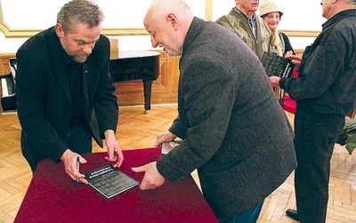   Dr hab. Tadeusz Zych (po lewej) jest pracownikiem naukowym Uniwersytetu Rzeszowskiego, a także prezesem Tarnobrzeskiego Towarzystwa Historycznego