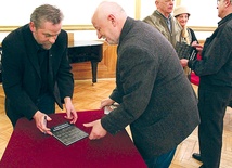   Dr hab. Tadeusz Zych (po lewej) jest pracownikiem naukowym Uniwersytetu Rzeszowskiego, a także prezesem Tarnobrzeskiego Towarzystwa Historycznego