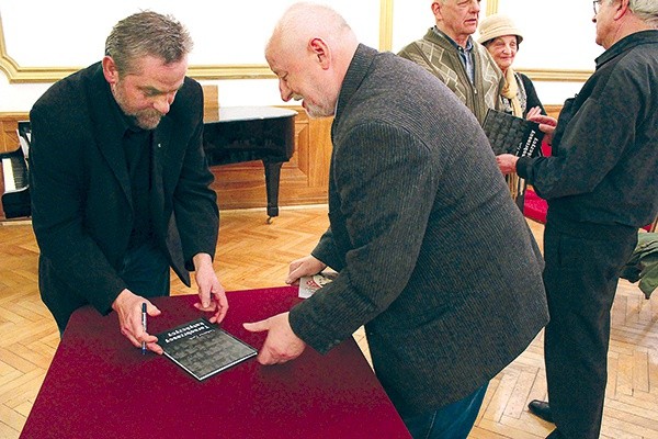   Dr hab. Tadeusz Zych (po lewej) jest pracownikiem naukowym Uniwersytetu Rzeszowskiego, a także prezesem Tarnobrzeskiego Towarzystwa Historycznego