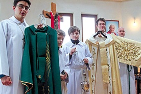 Nowe szaty i sprzęty liturgiczne będą służyły na chwałę Boga 