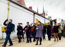 Członkowie wspólnoty przeszli sprzed archikatedry do oliwskiego parku