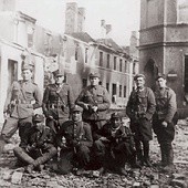  Grupa żołnierzy 27. Pułku Piechoty chwilę po zajęciu Nochten, kwiecień 1945 r.