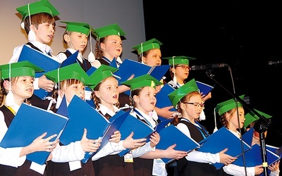  Studenci lublinieckiej Akademii Młodych Odkrywców zaśpiewali „Gaudeamus igitur”