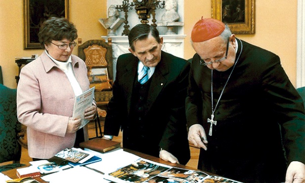   Państwo Chytrowie prowadzą album z dokumentacją dzieła Duchowej Adopcji. Są w nim zdjęcia z kościołów w całej Polsce, głównie w Małopolsce, ich spotkań z osobami świeckimi, księżmi. Pokazują one prawdziwy ogrom dzieła i wielkie zainteresowanie oraz zaangażowanie wiernych. Zaprezentowali go m.in. kardynałowi Dziwiszowi