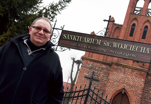  Ks. Mirosław Bułecki opiekuje się sanktuarium w Świętym Gaju od 2005 roku 