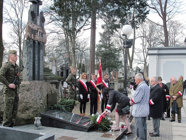 Jako pierwsi pod pomnikiem kwiaty złożyli przedstawiciele Rodzin Katyńskich