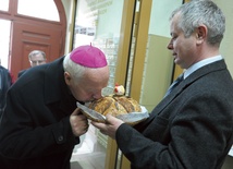 Marek Stadnicki powitał bp. Ignacego po staropolsku: chlebem i solą