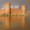 Wody Łydyni oblały ciechanowski zamek. Na szczęście rzeka nie zagraża miastu