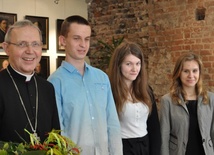 Laureaci diecezjalnego etapu konkursu biblijnego z bp. Piotrem Liberą