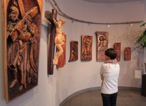Do końca kwietnia w MOK można oglądać rzeźby sakralne