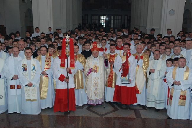 Pobłogosławiono ceremoniarzom i lektorom 