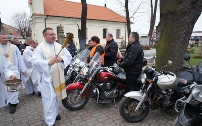 Ks. Łukasz Śliwiński święci pojazdy "Żelaznego Orła"