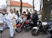 Ks. Łukasz Śliwiński święci pojazdy "Żelaznego Orła"