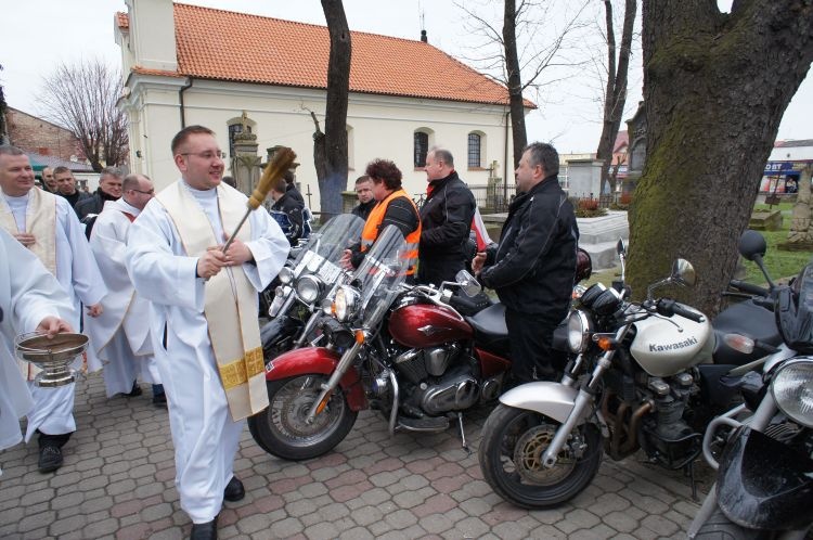 Ks. Łukasz Śliwiński święci pojazdy "Żelaznego Orła"