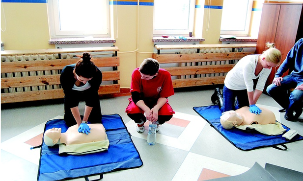 W szkoleniu przydaje się fantom, na którym można trenować m.in. przywracanie  akcji serca