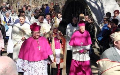 Wierni wraz z biskupami i kapłanami w uroczystej procesji udali się do polowego ołtarza