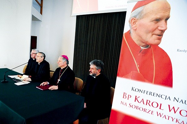  Obrady miały miejsce w auli, którą 4 czerwca 1991 r. poświęcił Jan Paweł II