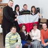  Do zakupu flag zachęcają młodzi wraz z asystentem kościelnym  KSM ks. Leszkiem Domagałą