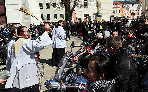 Jak co roku pojazdy poświęcone zostały po Mszy św. przed kościołem farnym