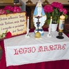 Przy ołtarzyku, na którym stoi figura Niepokalanej i znak stowarzyszenia – tzw. vexillum, członkowie Legionu Maryi składali ślubowanie 