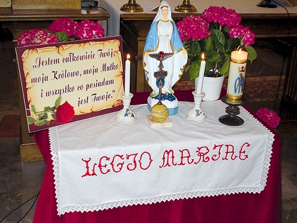 Przy ołtarzyku, na którym stoi figura Niepokalanej i znak stowarzyszenia – tzw. vexillum, członkowie Legionu Maryi składali ślubowanie 